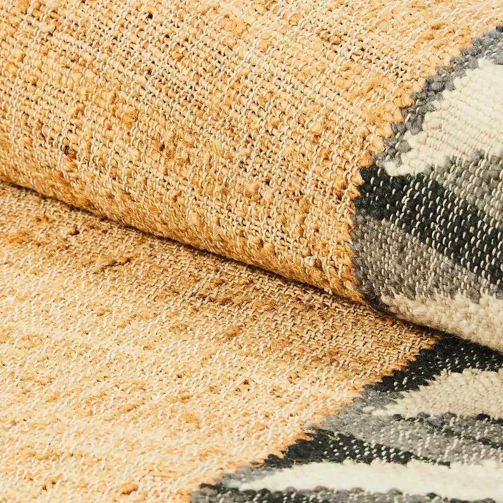 Jute Scalloped Black and White 5' x 8' Rug Secondary image
